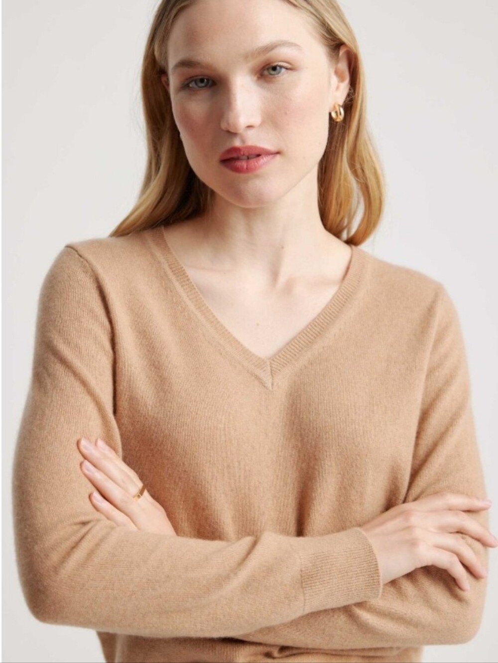Quince soft camel color 100% cashmere v-neck sweater - Picture 2 of 11